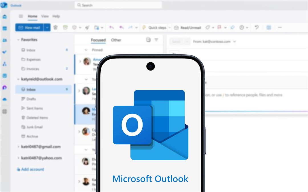 Smartphone zeigt Microsoft Outlook-Logo