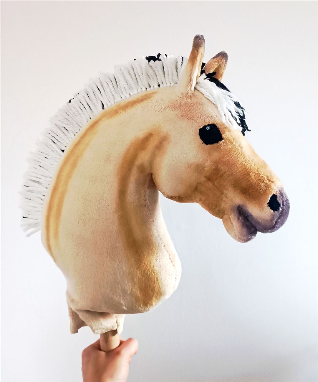 Hand h&auml;lt Hobby Horse am Stiel