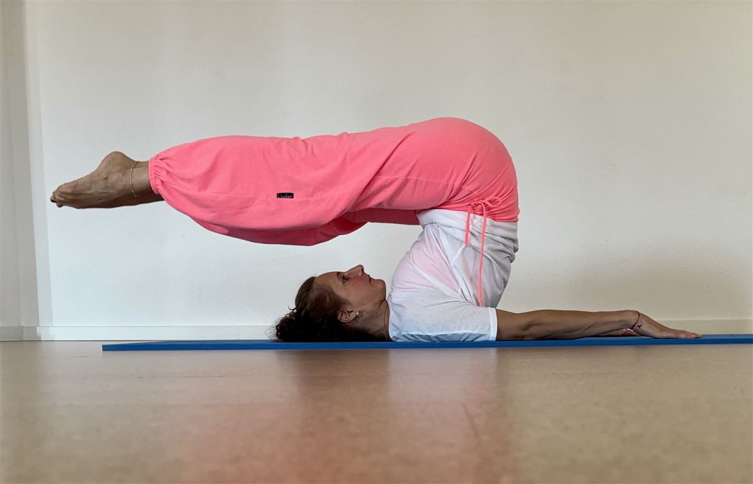 Tanja Decker praktiziert Pilates&uuml;bung auf der Matte