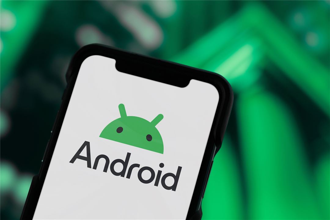 Gr&uuml;nes Android Logo auf Smartphone Bildschirm