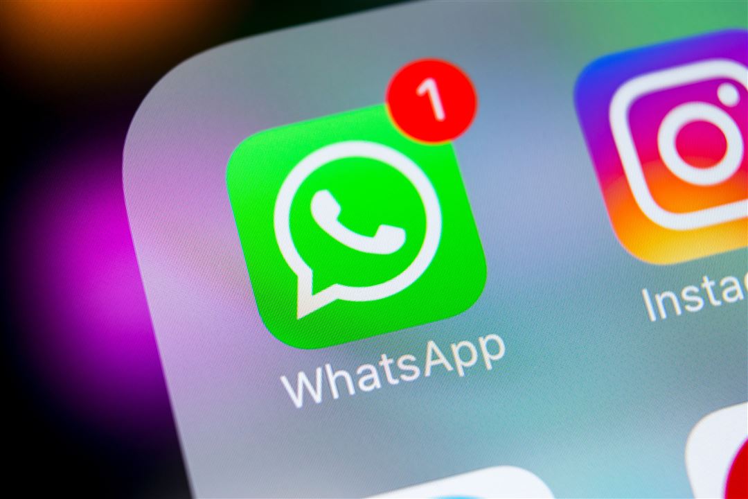 Smartphone-Screen mit WhatsApp-Benachrichtigung