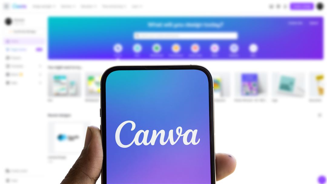 Computer- und Handybildschirm mit Canva Logo.