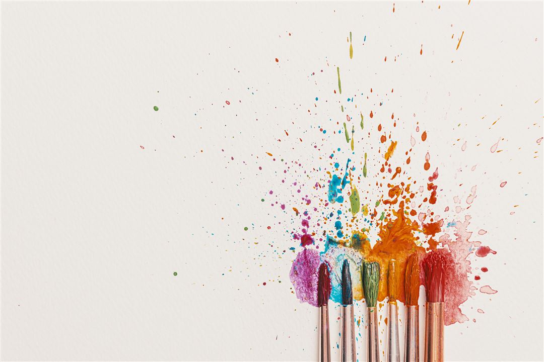 Mehrere, in Aquarellfarbe getr&auml;nkte Pinsel