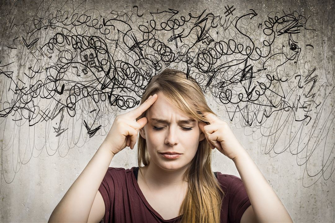 Ein Bild von einer Frau, die sich die H&auml;nde an die Schl&auml;fen h&auml;lt und nachdenkt. 