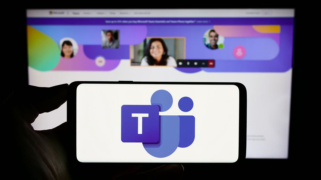 Smartphone zeigt Microsoft Teams-Logo-Bildschirm