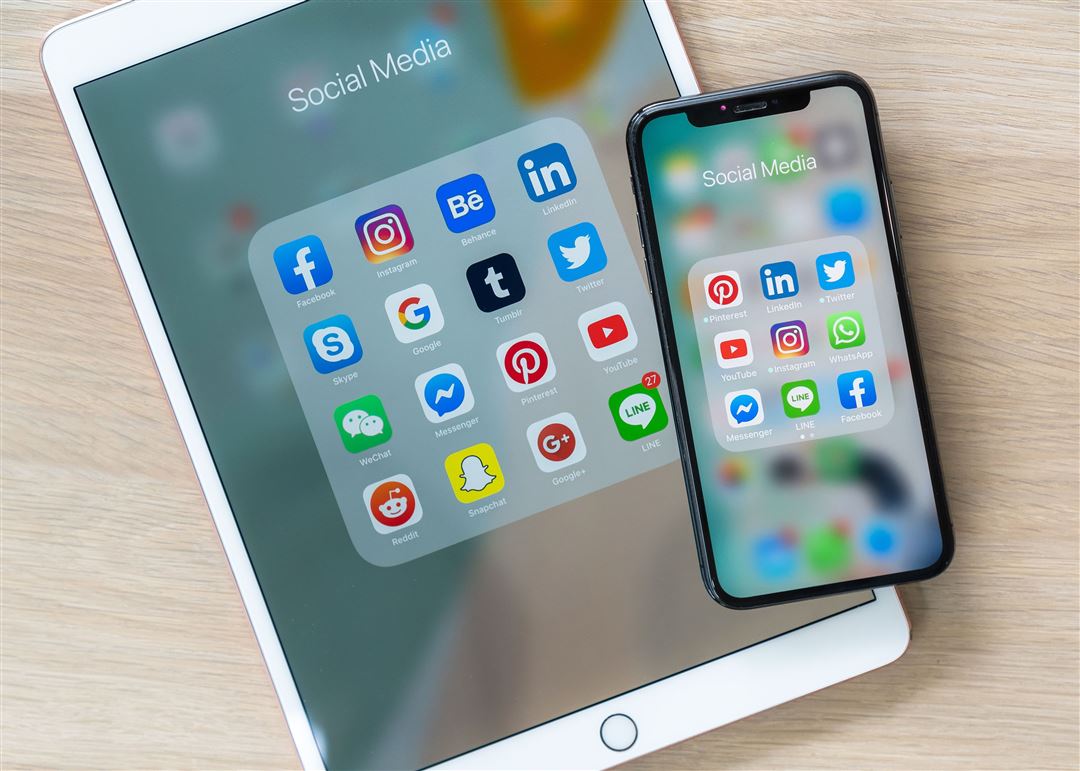 iPhone und iPad mit Social-Media-Icons