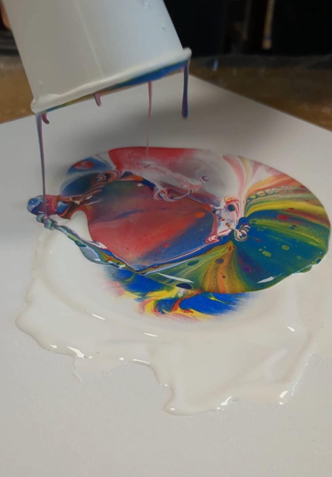 Gestaltung eines Bildes mit Hilfe der Acrylic Pouring-Technik