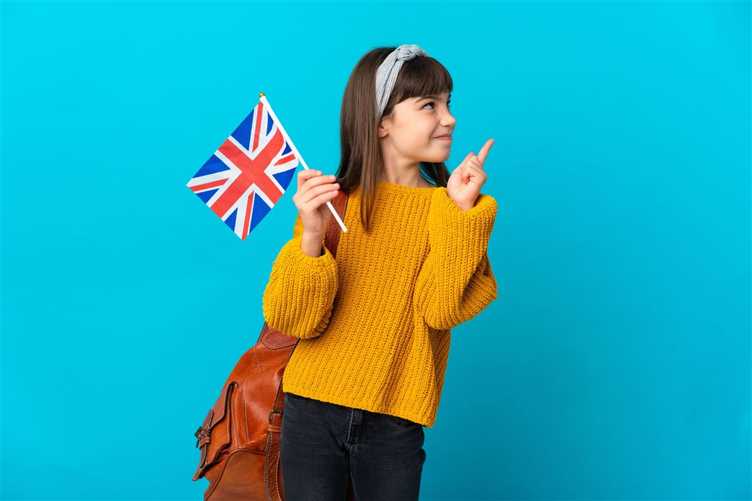 Junges M&auml;dchen h&auml;lt Flagge (Union Jack) in der Hand
