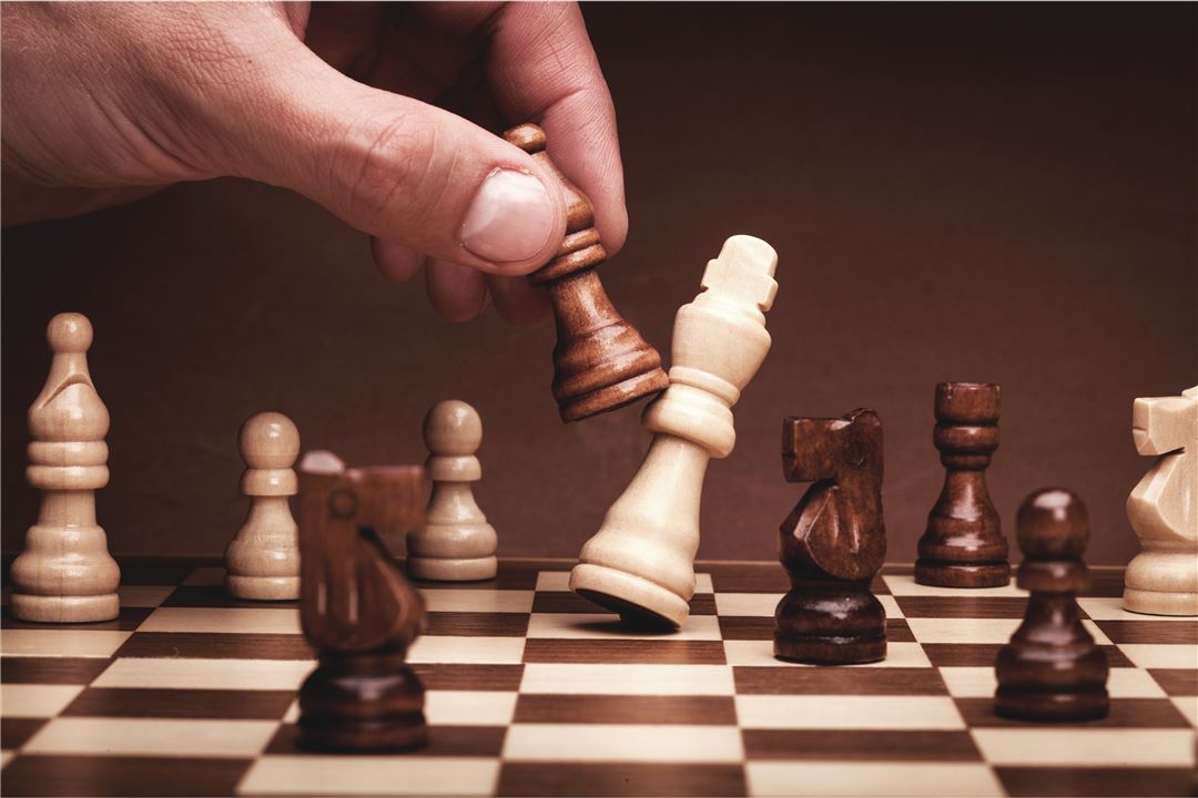 Ein Mann spielt Schach.