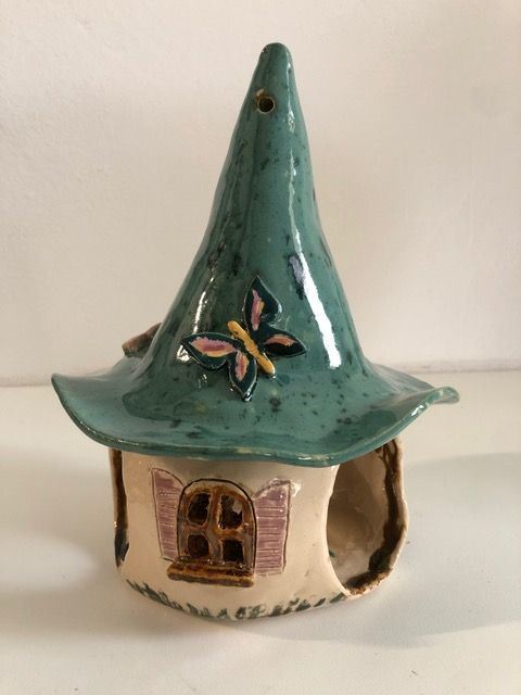 Get&ouml;pfertes und farblich gestaltetes Futterhaus
