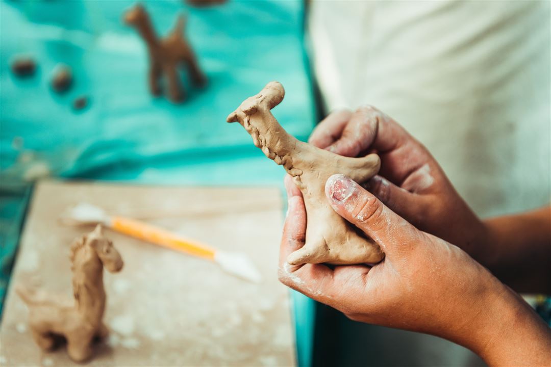 Kinderh&auml;nde formen Tierfigur aus Ton