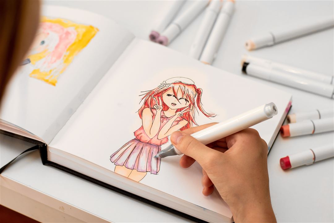 Hand zeichnet Manga-Figur auf Block