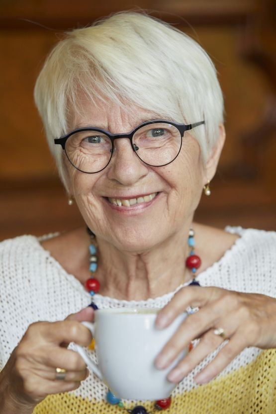 Bild von einer Frau mit einer Tasse