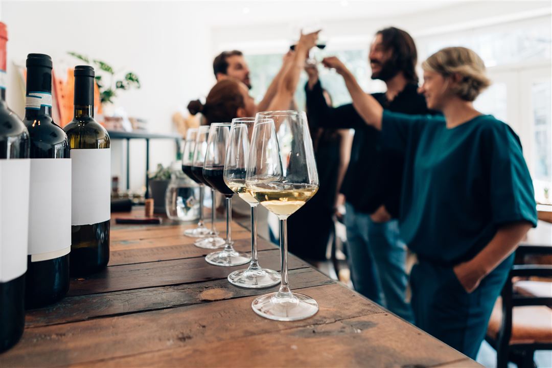 Gruppe junger Menschen beim Weintasting
