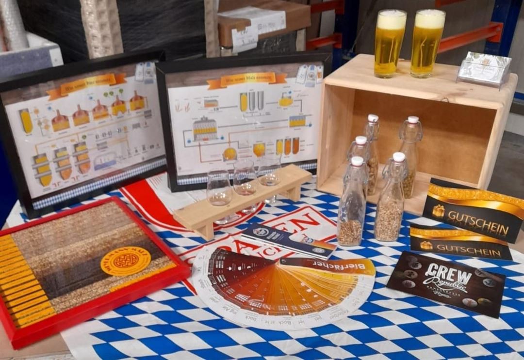 Tisch gedeckt mit Utensilien f&uuml;r ein Bier-Tasting 