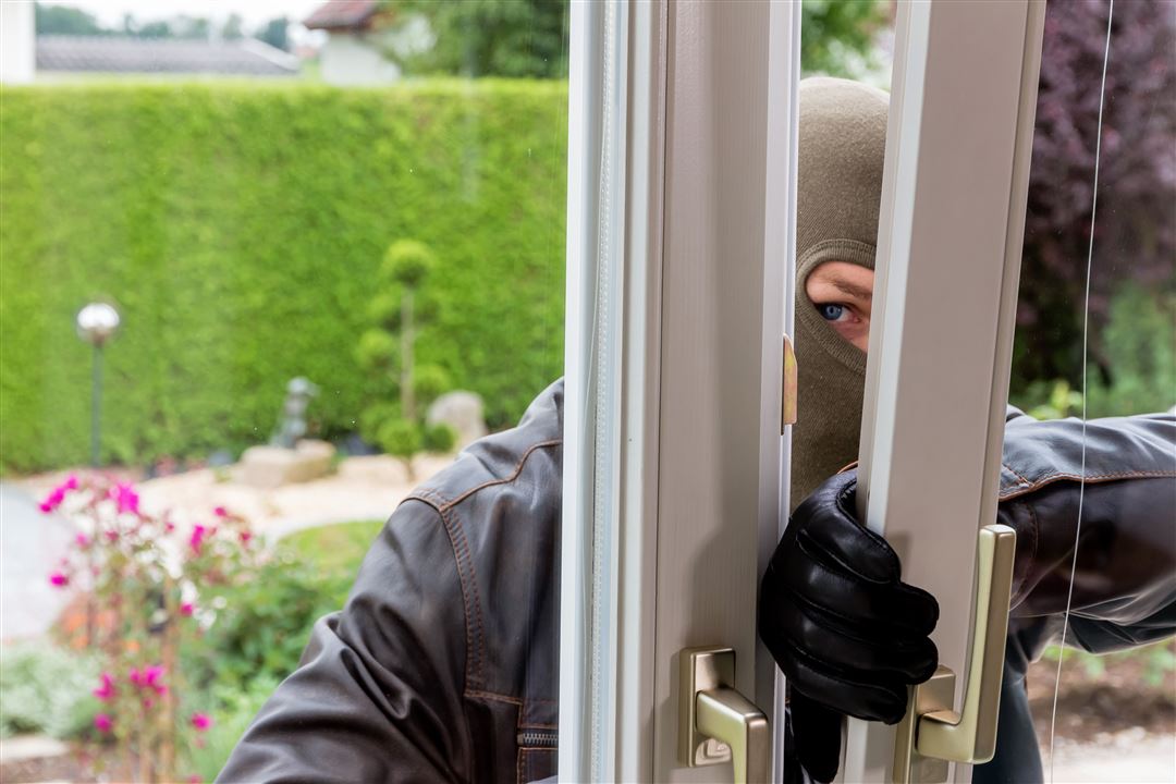 Einbrecher an einem Fenster