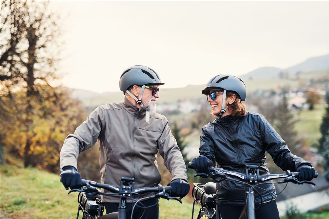 zwei Senioren mit E-Bike in der Natur