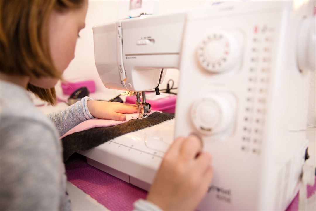 Kind n&auml;ht mit N&auml;hmaschine