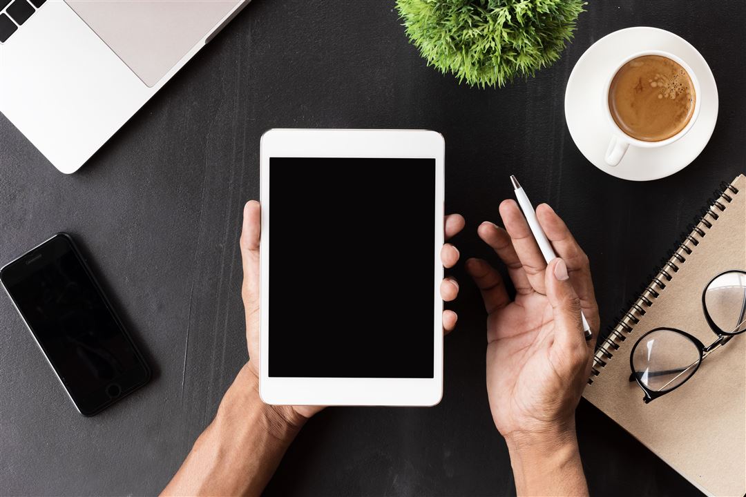 Moderne Arbeitsplatzumgebung mit Tablet und Laptop