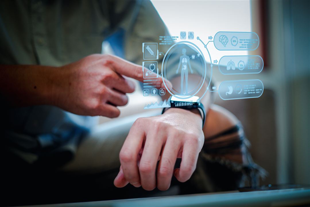 Mann nutzt Smart Watch mit Gesundheitsmonitoring