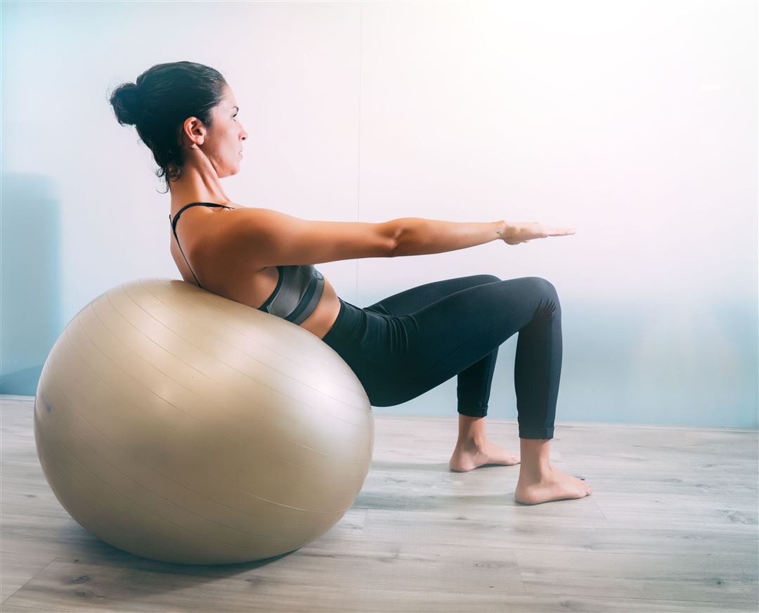 Frau beim Workout mit Gymnastikball