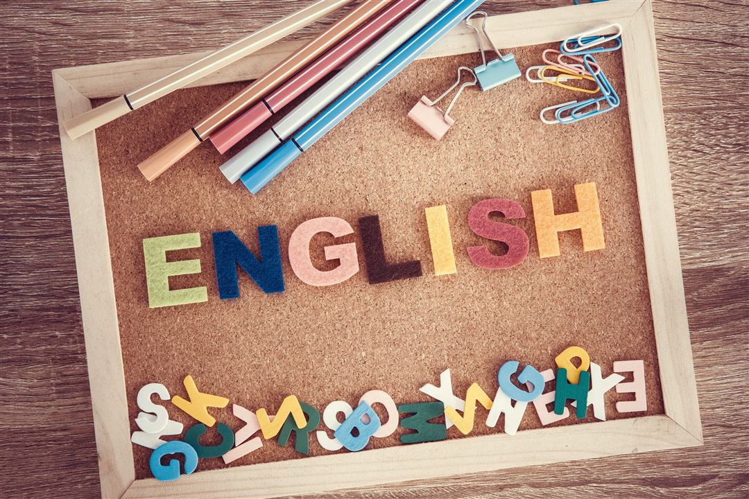 "English" liegt in bunten Filzbuchstaben auf Korkwand