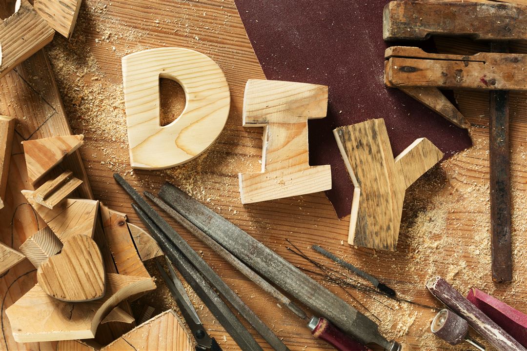 Schriftzug "DIY" aus Holz gefertigt